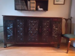 Aparador de madera maciza tallada