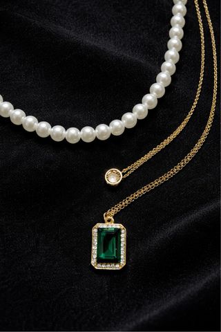 Collar de perlas y colgante esmeralda