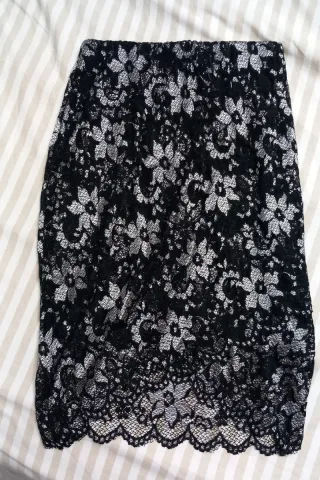 Falda de encaje negra y gris