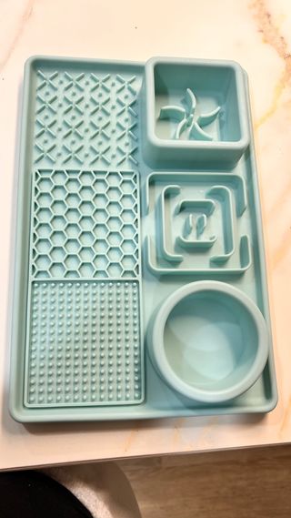 Comedor interactivo  para gatos