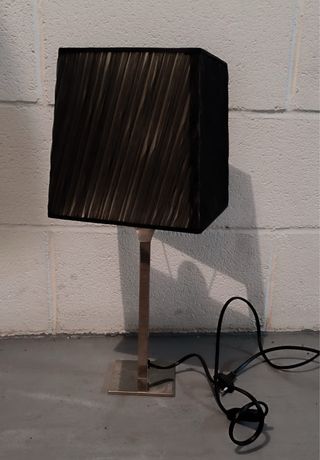 Lámpara de mesa moderna