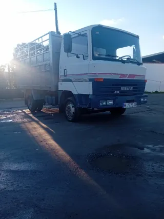 ninssan  basculante buen camion 1991