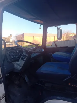 ninssan  basculante buen camion 1991