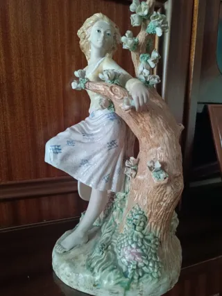 Figura de porcelana mujer con sombrero