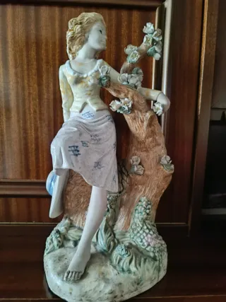 Figura de porcelana mujer con sombrero