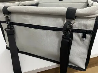 Transportín de perro gris y negro para coche