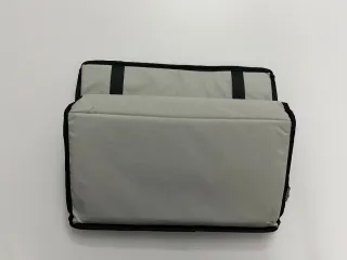 Transportín de perro gris y negro para coche