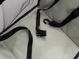 Transportín de perro gris y negro para coche