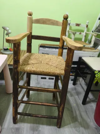Trona de madera con asiento de mimbre