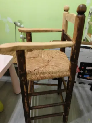 Trona de madera con asiento de mimbre