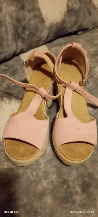 Sandalias cuña rosa y beige