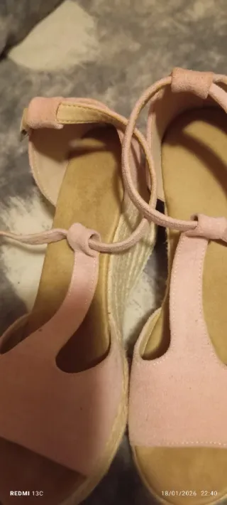 Sandalias cuña rosa y beige