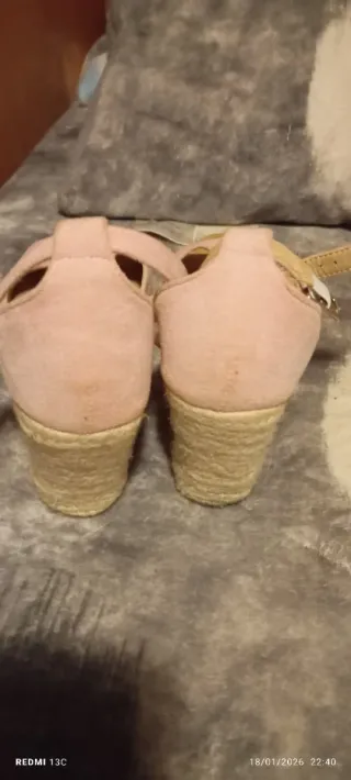 Sandalias cuña rosa y beige