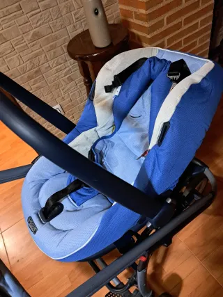 Cochecito bebé azul y blanco