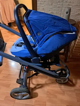 Cochecito bebé azul y blanco