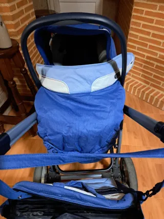 Cochecito bebé azul y blanco