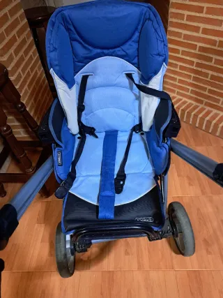 Cochecito bebé azul y blanco