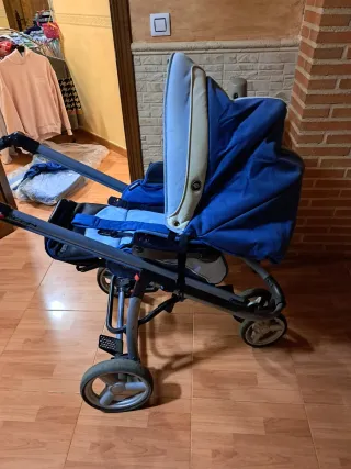 Cochecito bebé azul y blanco