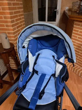 Cochecito bebé azul y blanco