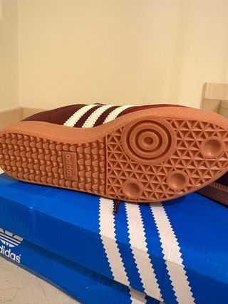 Zapatillas Adidas color vino