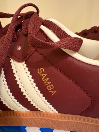 Zapatillas Adidas color vino