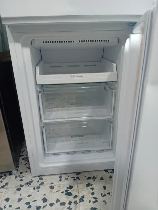 Nevera Whirlpool nueva con bollos