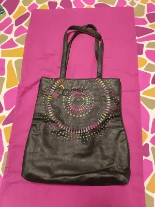 Bolso negro con detalles multicolor