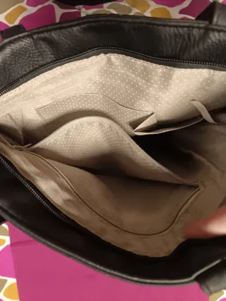 Bolso negro con detalles multicolor