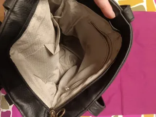 Bolso negro con detalles multicolor