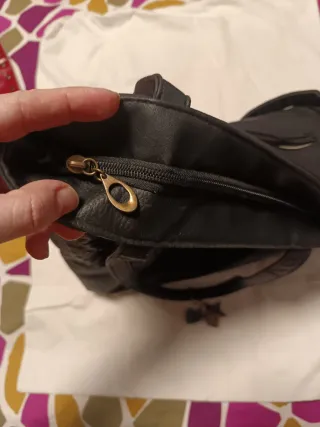 Bolso negro con detalles multicolor