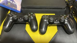 PS4 Slim 13.0 1TB 2 Mandos FIFA Como nueva