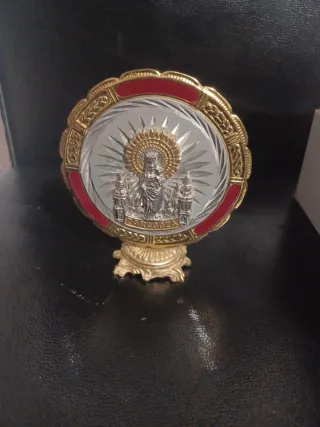 Campanilla antigua con figura religiosa