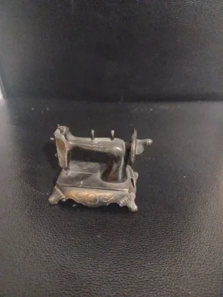 Campanilla antigua con figura religiosa