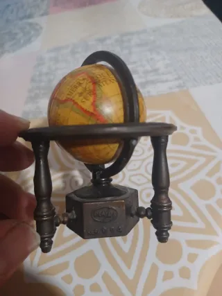 Campanilla antigua con figura religiosa