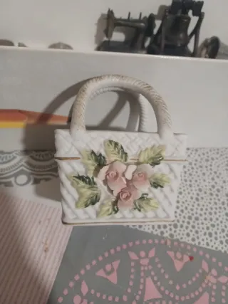 Campanilla antigua con figura religiosa