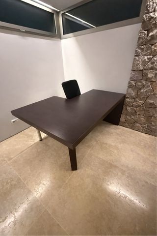 Escritorio moderno madera y pata de metal.