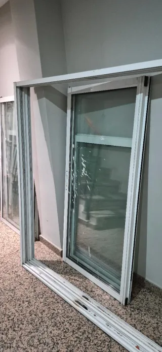 Ventanas aluminio con persianas y cristal climalit