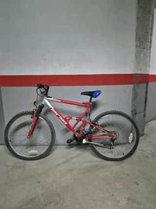 Bicicleta de montaña roja para adulto