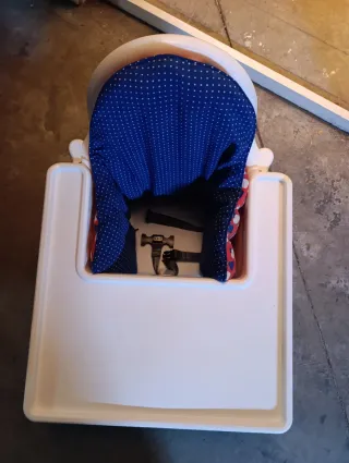 Trona IKEA con mesa y 2 fundas