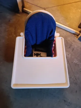 Trona IKEA con mesa y 2 fundas