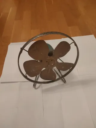 Ventilador antiguo metálico,a 125 voltios.