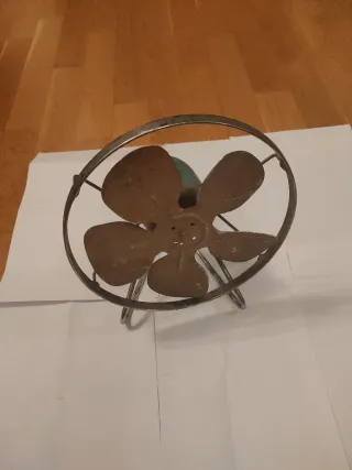 Ventilador antiguo metálico,a 125 voltios.