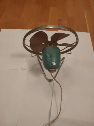 Ventilador antiguo metálico,a 125 voltios.