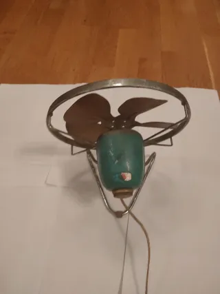 Ventilador antiguo metálico,a 125 voltios.
