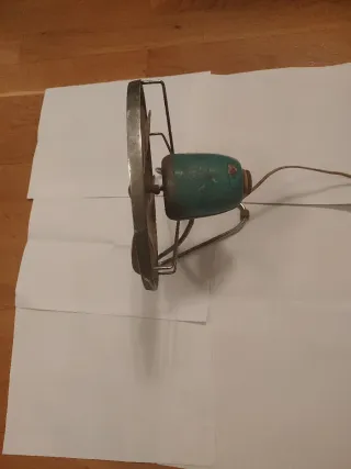 Ventilador antiguo metálico,a 125 voltios.