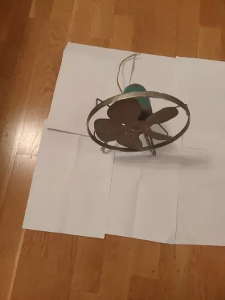 Ventilador antiguo metálico,a 125 voltios.