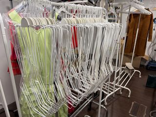 Lote perchas bañador niña y adulto.