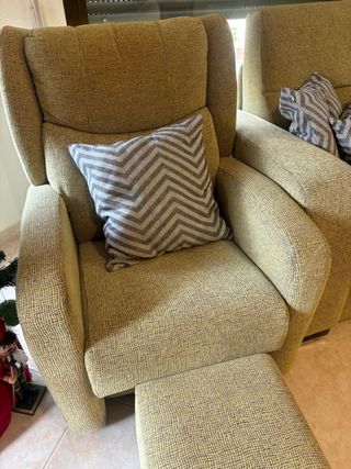 Sillón orejero reclinable mostaza con puf