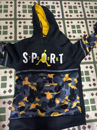 Sudadera Negra con Estampado Camuflaje