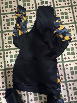 Sudadera Negra con Estampado Camuflaje